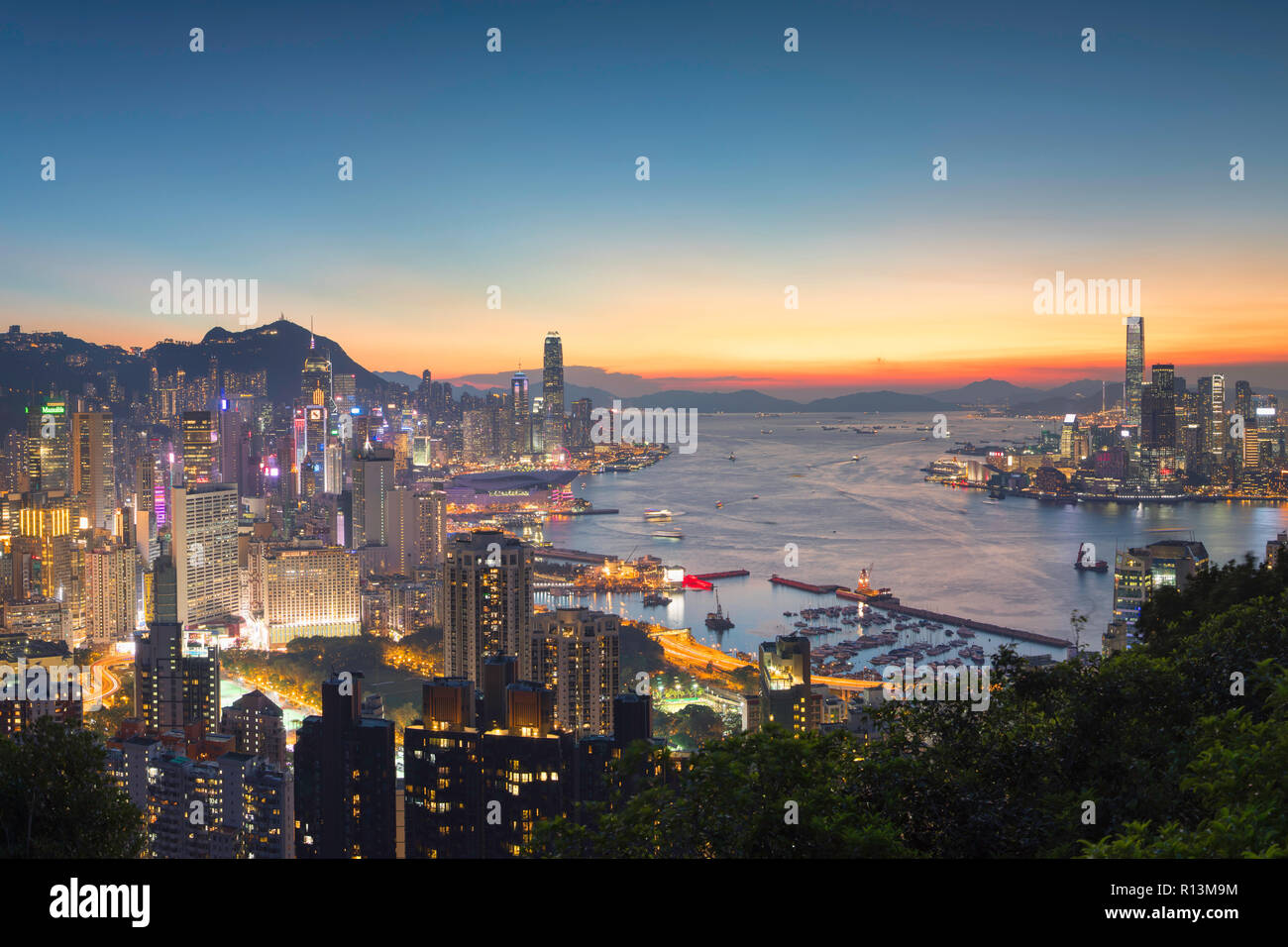 Skyline von Hong Kong Island und Kowloon bei Sonnenuntergang, Hong Kong Stockfoto