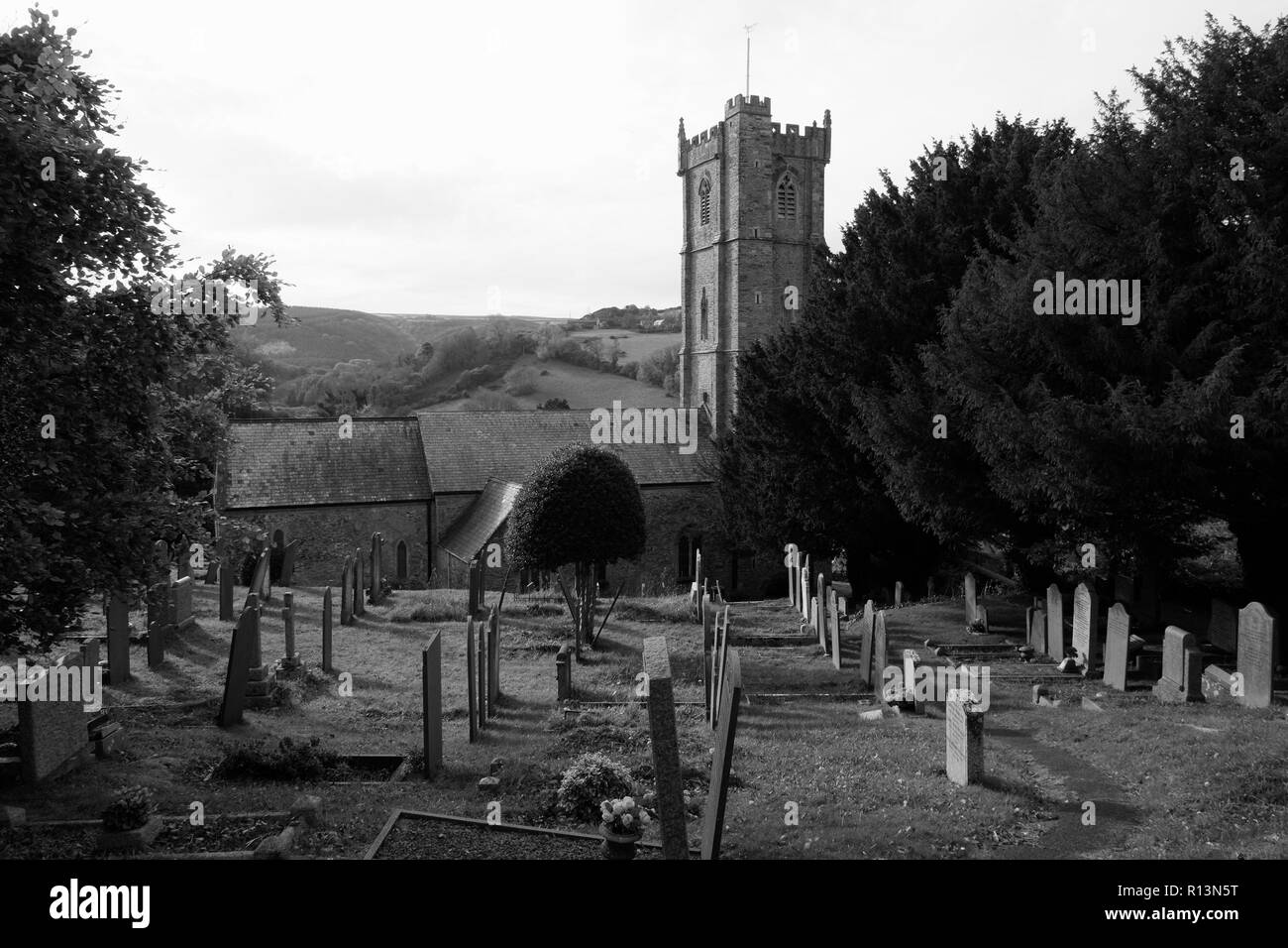 St. Peter's Kirche, Berrynarbor, in der Nähe von Ilfracombe, Devon, Anzeigen Friedhof im Vordergrund in Schwarz und Weiß, im Winter, in der Gemeinde von Exeter. Stockfoto