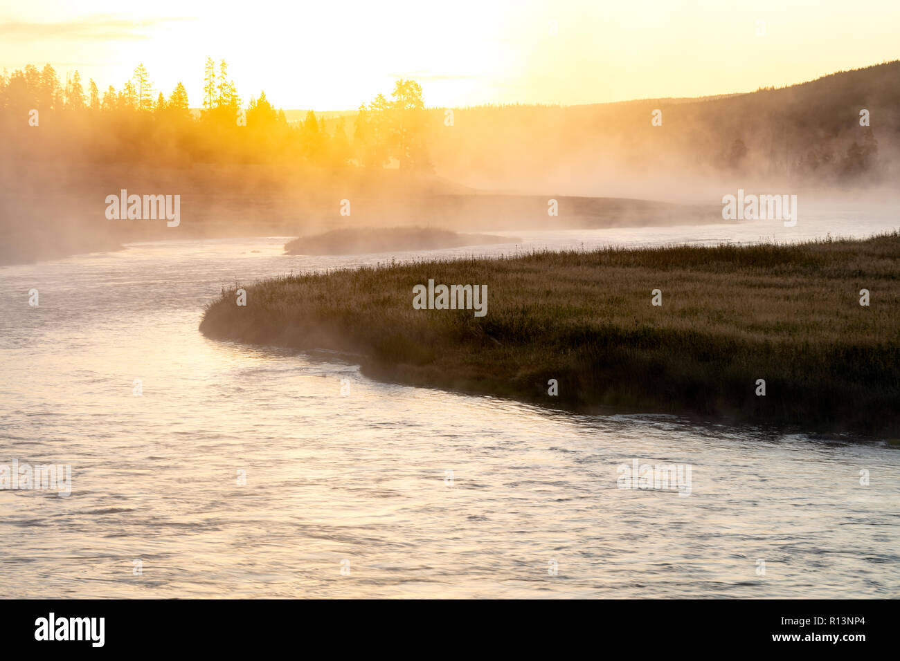 WY 03518-00 ... WYOMING - Sunrise entlang der Madison River im Yellowstone National Park. Stockfoto