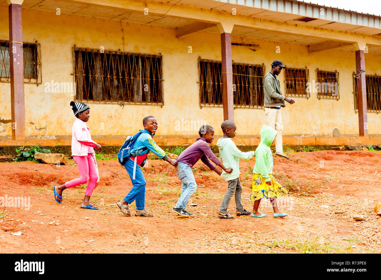 Bafoussam Kamerun - 06. August 2018: junge lächelnde afrikanische Schüler playig und Spaß außerhalb der armen Dorf Schule im Sommer Stockfoto