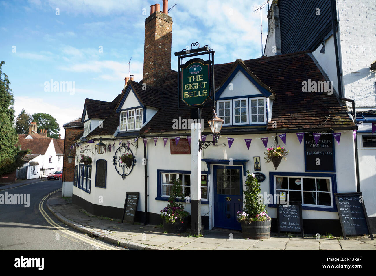 British Pub UK: The Eight Bells Pub - ein denkmalgeschütztes öffentliches Haus der Klasse II in Hatfield, Hertfordshire, England. Stockfoto