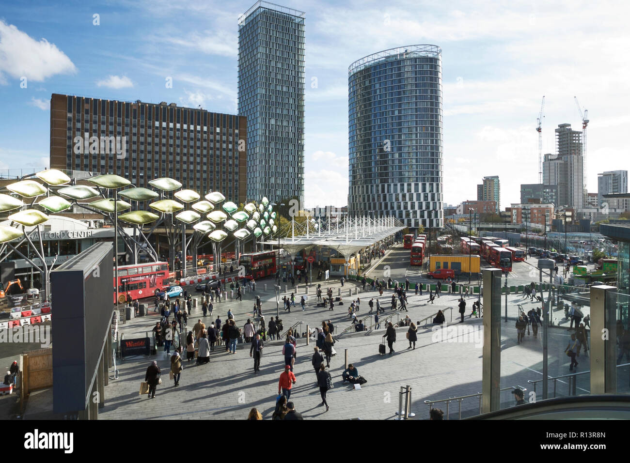 Stratford London Transport Infrastruktur - London Stratford Bus Station und dem Shoal Kunstwerke und Stratford Shopping Center (links). Stockfoto