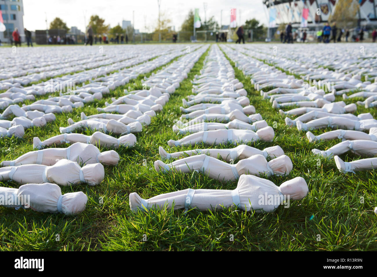 Queen Elizabeth Olympic Park, London, Großbritannien. Die Shrouds der Somme WW1 Installation, von Rob Heard. Kunst aus dem Ersten Weltkrieg Stockfoto