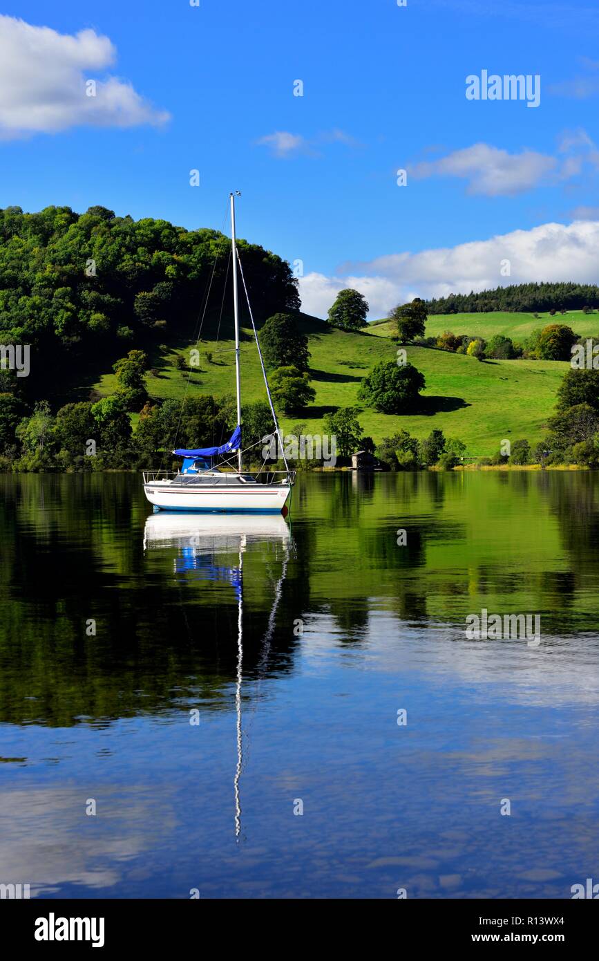 Eine Yacht auf Ullswater Lake, Lake District National Park, Cumbria, England, Großbritannien Stockfoto