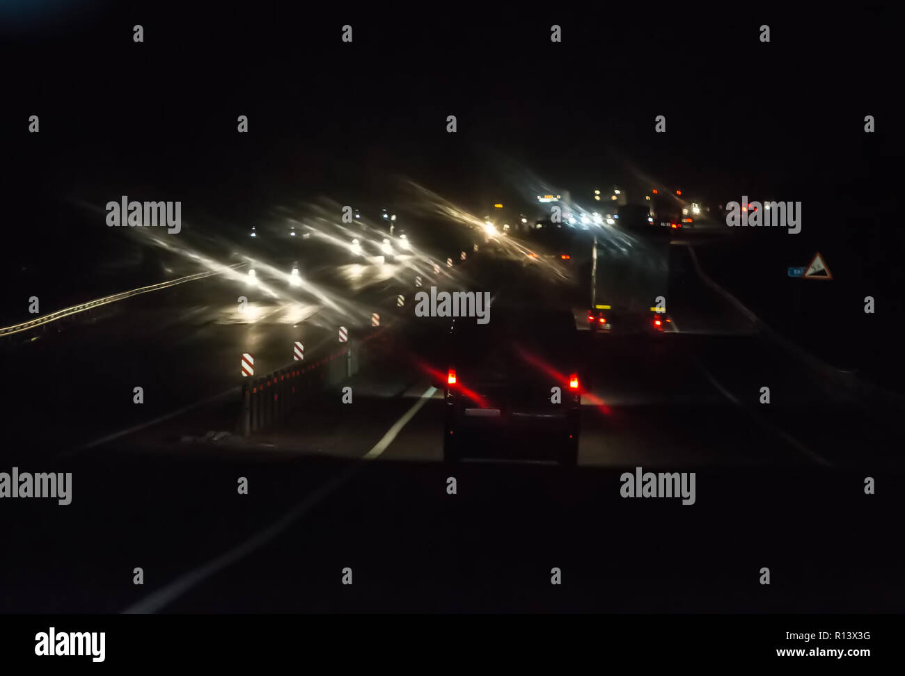 Auto Verkehr auf der Autobahn bei Nacht Stockfoto