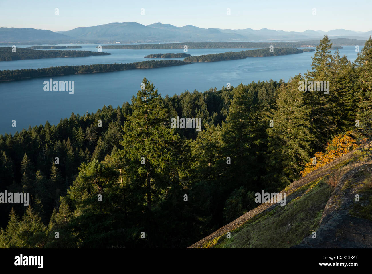 Trincomali Kanal von Bodega Ridge Provincial Park auf Galiano Island in British Columbia, Kanada gesehen. Stockfoto
