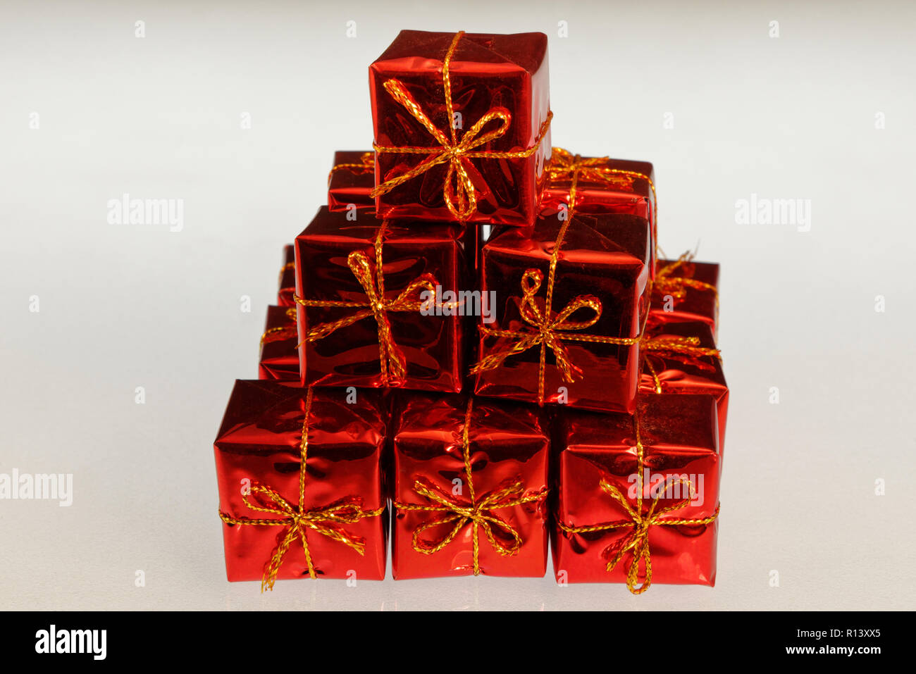 Ein Haufen von Hell eingepackte Geschenke für Weihnachten, Geburtstag, Jubiläum oder eine Feier. Stockfoto