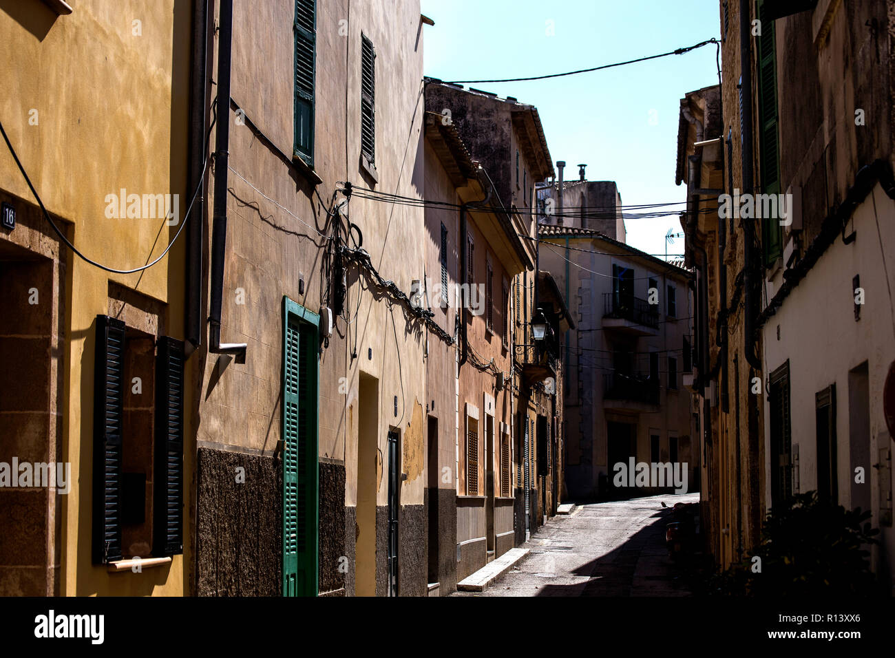 Ein Blick auf die engen Gassen in der Altstadt von Alcudia, Mallorca Stockfoto