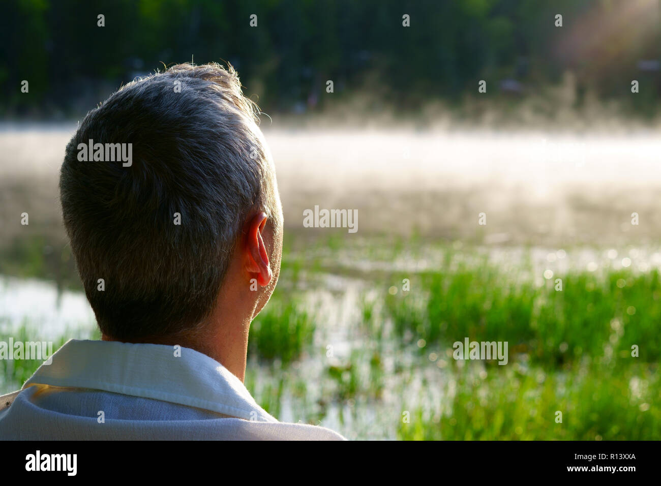 Meditation am Fluss. Am frühen Morgen. Sunrise mit einigen Nebel auf dem See in Kanada. Stockfoto