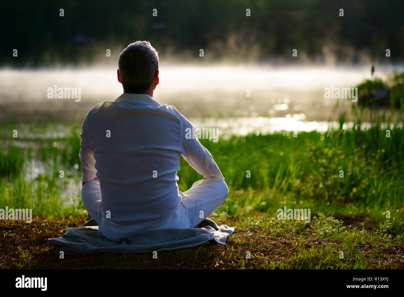 Meditation am Fluss. Am frühen Morgen. Sunrise mit einigen Nebel auf dem See in Kanada. Stockfoto