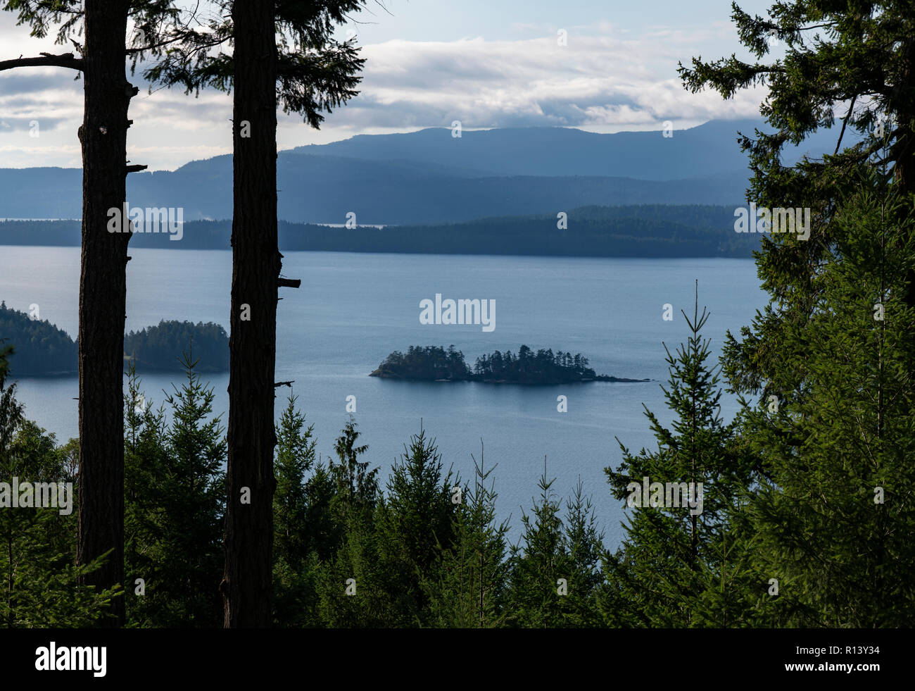 Trincomali Kanal und Salt Spring Island, von tapovan Sri Chinmoy Peace Park auf Galiano Island in British Columbia, Kanada gesehen. Stockfoto
