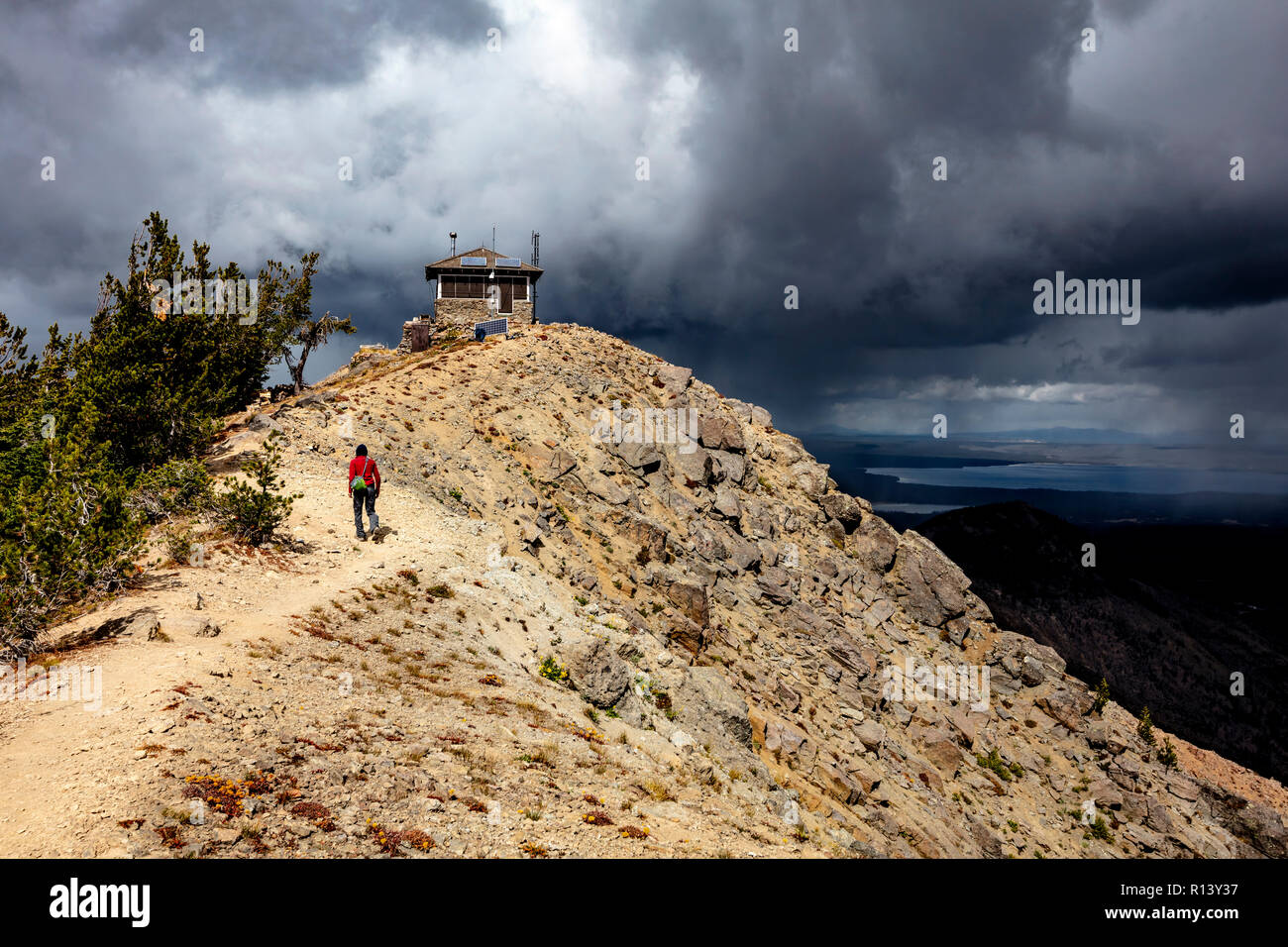 WY 03585-00 ... WYOMING - Vicky Feder aproaching Sheridan Aussichtspunkt in die roten Berge des Yellowstone National Park. Yellowstone Lake können in der gesehen werden. Stockfoto