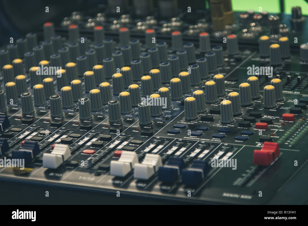Fernseher professional audio mixer. Mischpult, sound Board. Blau, Gelb und Rot Kontrollen und Equalizer. Film und Musik Studio Recording mix Stockfoto
