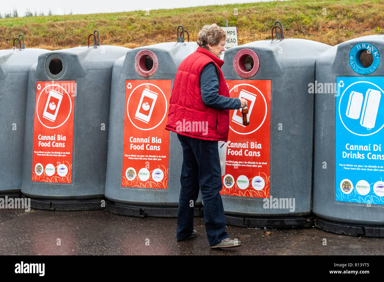 Frau recycling Glas Flaschen bei Derryconnell Recyclinganlage, Ballydehob, West Cork, Irland Stockfoto