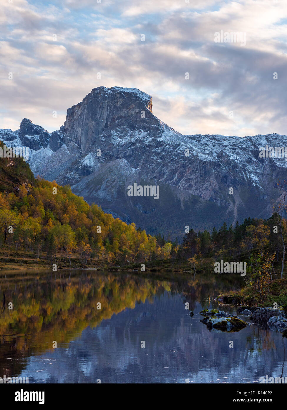 Mt Steigtinden in Nordnorwegen im Herbst Farben mit Reflexionen in einem See in den Vordergrund. Stockfoto
