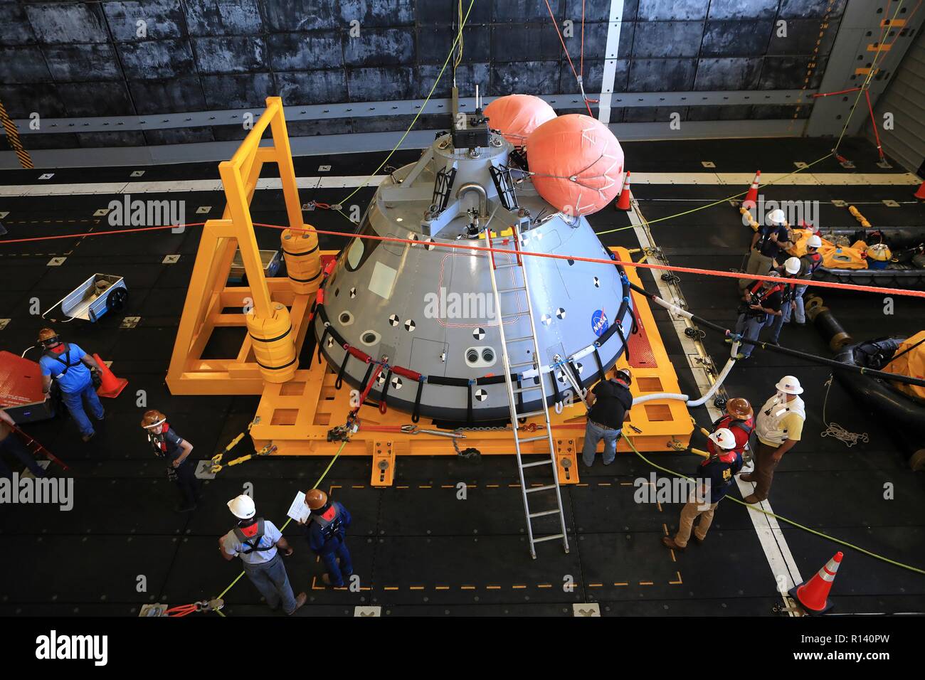 Das Team der NASA und der US-Marine Taucher bereiten die Orion Next Generation Space Capsule für einen offenen Ozean recovery Test in der gut Deck der USS John S. Murtha November 1, 2018 im Pazifischen Ozean. Die NASA und die US-Marine hat nicht ausgeführt, offenen Ozean der Wiederherstellung eines bemannten Raumkapsel seit der Apollo Projekt in den 60er Jahren und sind den Prüfverfahren und -Hardware, der verwendet werden soll, um das Raumfahrzeug Orion wiederherzustellen, nachdem es den in den Pazifischen Ozean Spritzer folgende künftige interplanetare Raumfahrt Missionen. Stockfoto