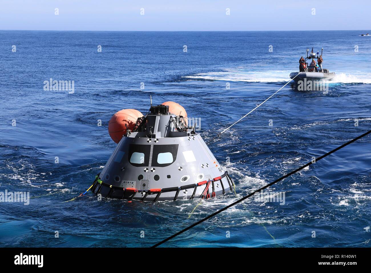 Das Team der NASA und der US-Marine Taucher ziehen die Orion Next Generation Space capsule in Position für eine Recovery test November 1, 2018 im Pazifischen Ozean. Die NASA und die US-Marine hat nicht ausgeführt, offenen Ozean der Wiederherstellung eines bemannten Raumkapsel seit der Apollo Projekt in den 60er Jahren und sind den Prüfverfahren und -Hardware, der verwendet werden soll, um das Raumfahrzeug Orion wiederherzustellen, nachdem es den in den Pazifischen Ozean Spritzer folgende künftige interplanetare Raumfahrt Missionen. Stockfoto