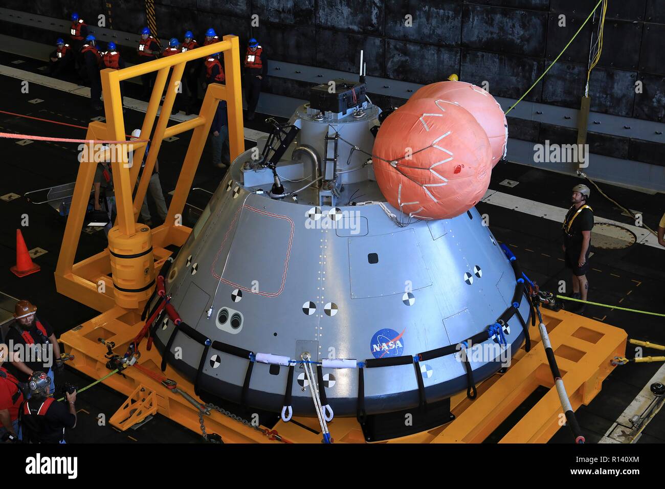 Das Team der NASA und der US-Marine Taucher bereiten die Orion Next Generation Space Capsule für einen offenen Ozean recovery Test in der gut Deck der USS John S. Murtha November 1, 2018 im Pazifischen Ozean. Die NASA und die US-Marine hat nicht ausgeführt, offenen Ozean der Wiederherstellung eines bemannten Raumkapsel seit der Apollo Projekt in den 60er Jahren und sind den Prüfverfahren und -Hardware, der verwendet werden soll, um das Raumfahrzeug Orion wiederherzustellen, nachdem es den in den Pazifischen Ozean Spritzer folgende künftige interplanetare Raumfahrt Missionen. Stockfoto