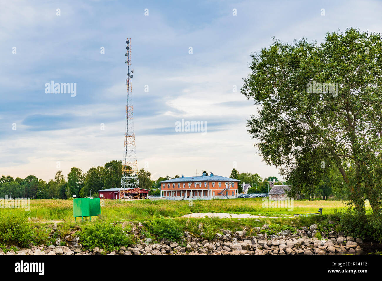 Kommunikation und Kontrolle Bahnhof, dem See, dem größten grenzüberschreitenden Peipus See Europas, liegt an der Grenze zwischen Estland und Russland. Mustvee, Stockfoto