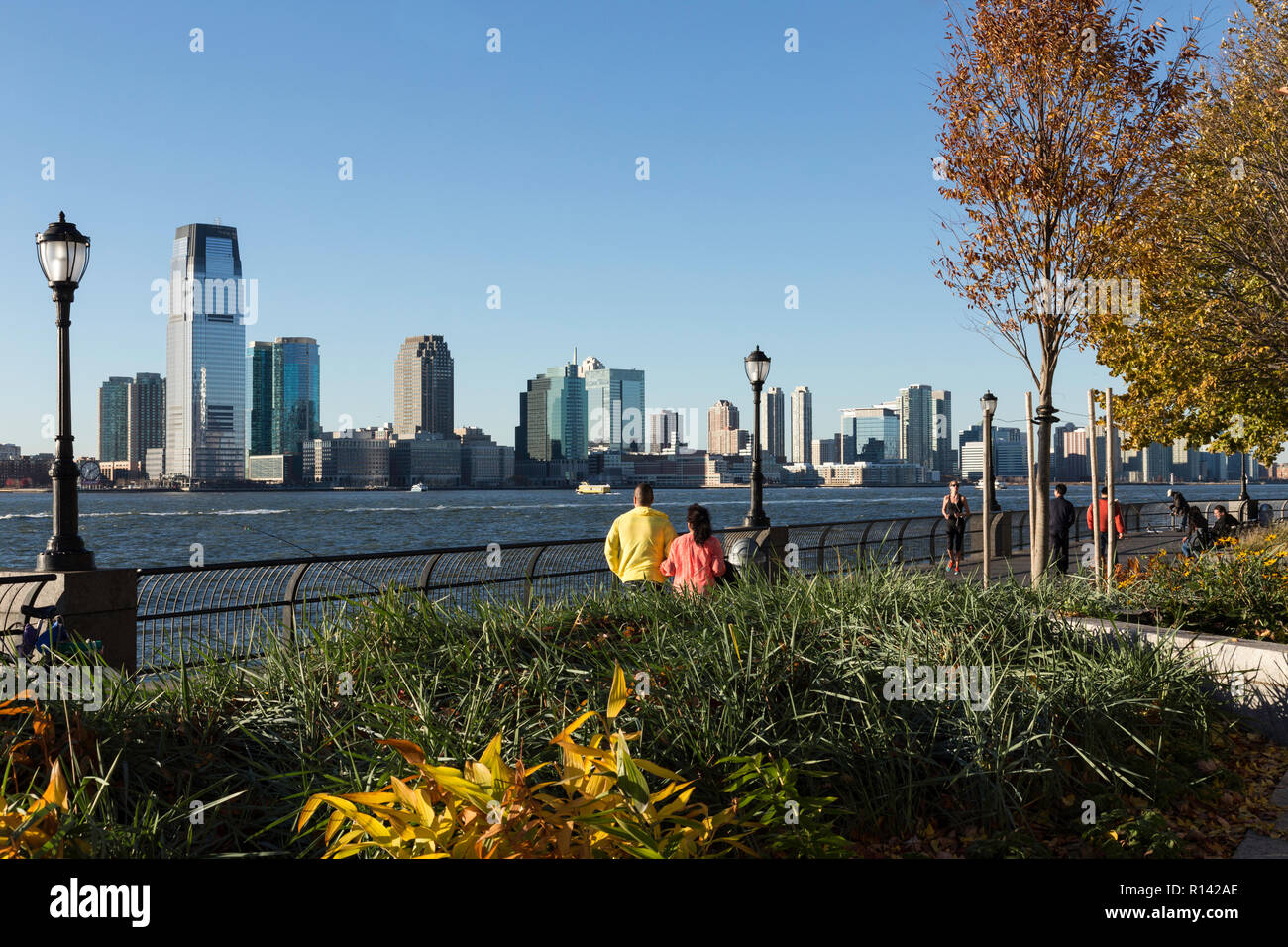 Die Esplanade von Battery Park City mit dem Hudson River und der Skyline von New Jersey im Hintergrund, NYC 2013 Stockfoto