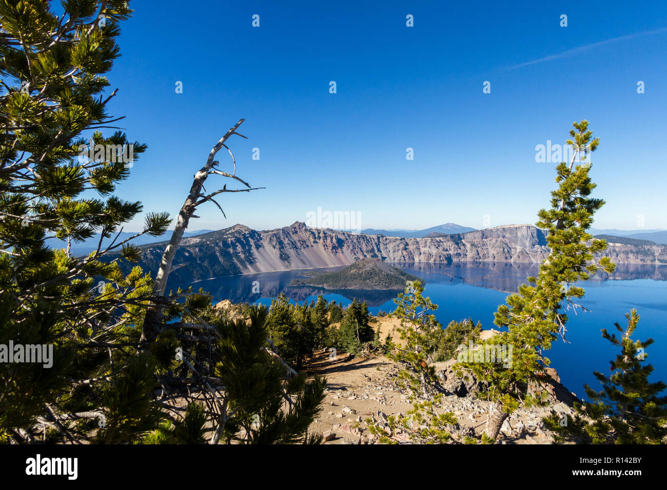 Schönen Tag im Crater Lake National Park mit klarem Himmel und wenig Wind mit bedeutete awesome Reflexionen, Tag Stockfoto