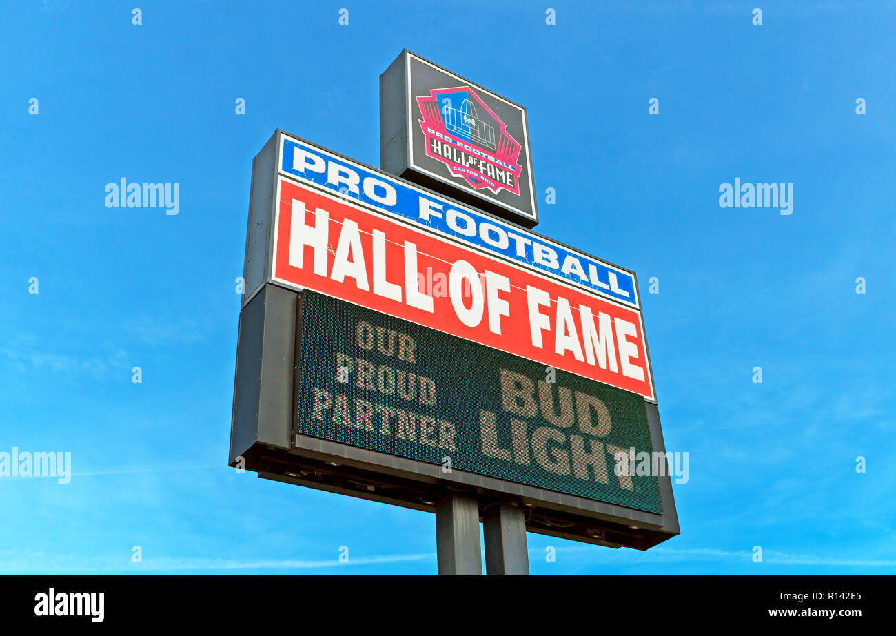 Freistehendes Schild der Pro Football Hall of Fame mit Bud Light als stolzem Partner in der Attraktion Canton, Ohio. Stockfoto