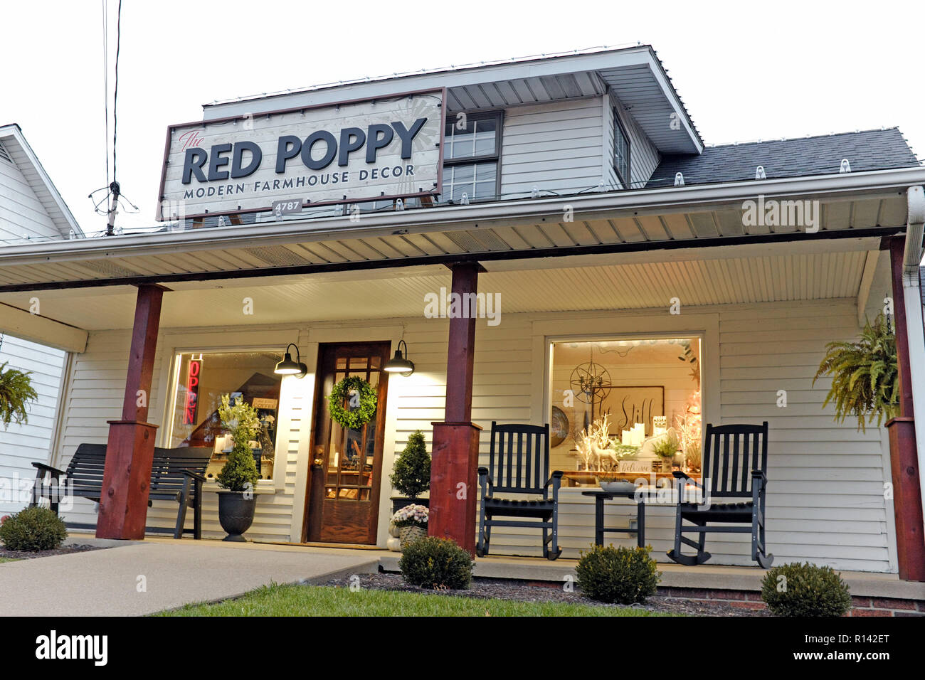 Red Poppy Modern Farmhouse Dekor Haushaltswarenladen an der East Main Street in der Amish Community in Berlin, Ohio, USA Stockfoto