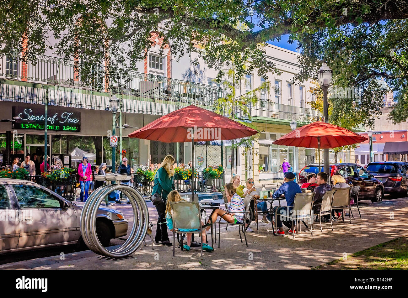 Diners rumhängen auf Dauphin Straße gegenüber der Tee, Nov. 3, 2018, in Mobile, Alabama. Stockfoto