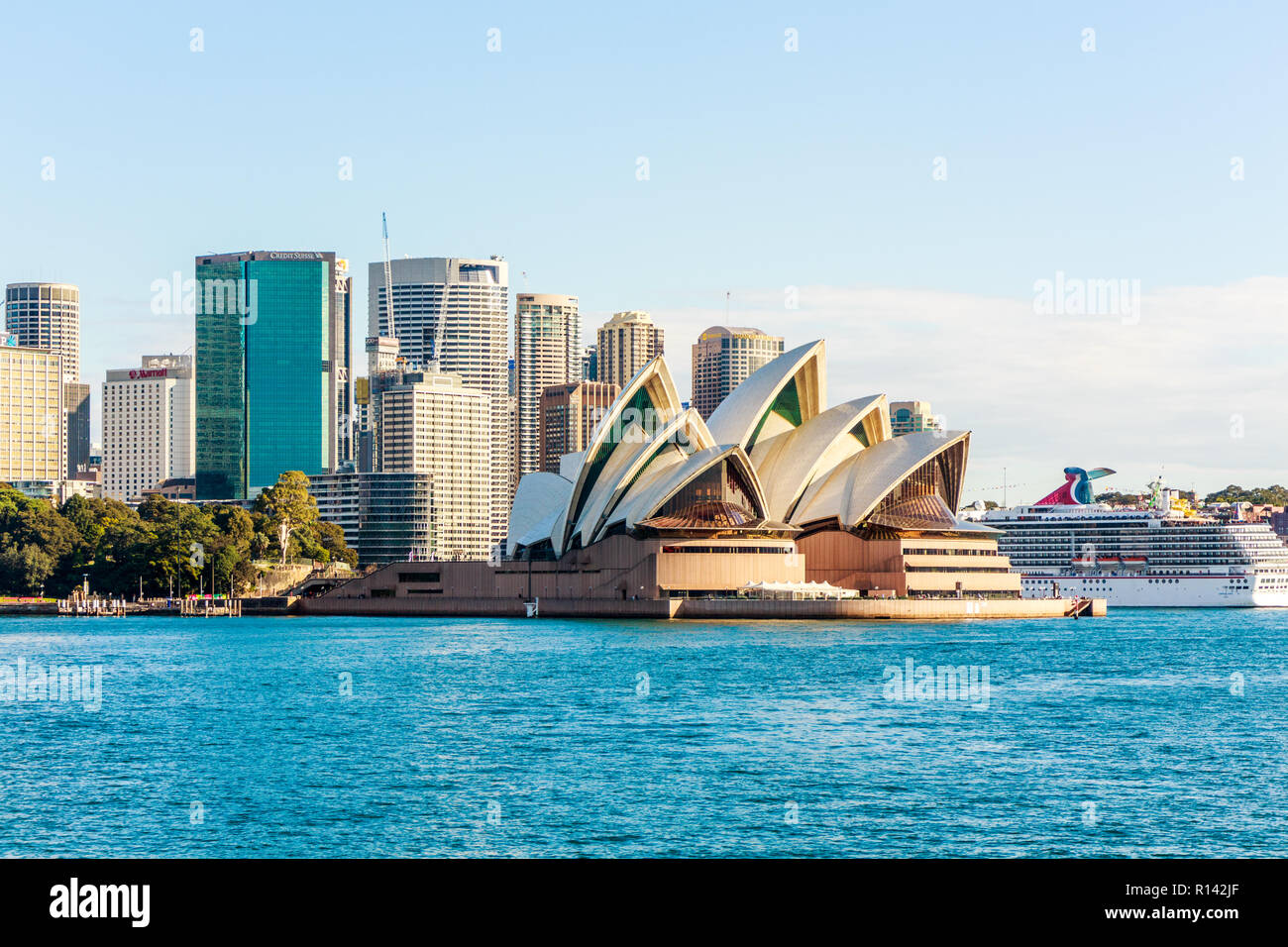 Sydney, Australien - 5. Juni 2015: Das kreuzfahrtschiff Carnival Spirit günstig neben der Oper. Sydney ist eine beliebte Kreuzfahrt Ziel. Stockfoto