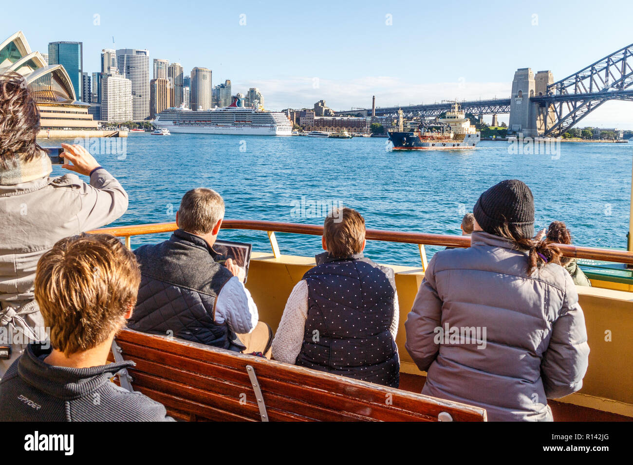 Sydney, Australien - 5. Juni 2015: Touristen an Bord der Manly Fähre. Die Fähre ist eine beliebte Touristenattraktion. Stockfoto
