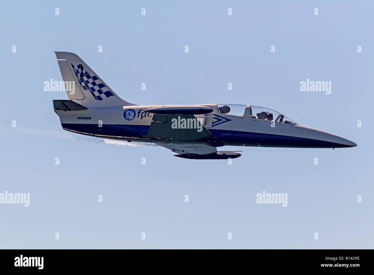 Jet L-39 Albatross Flugzeug in Huntington Beach fliegen Stockfoto