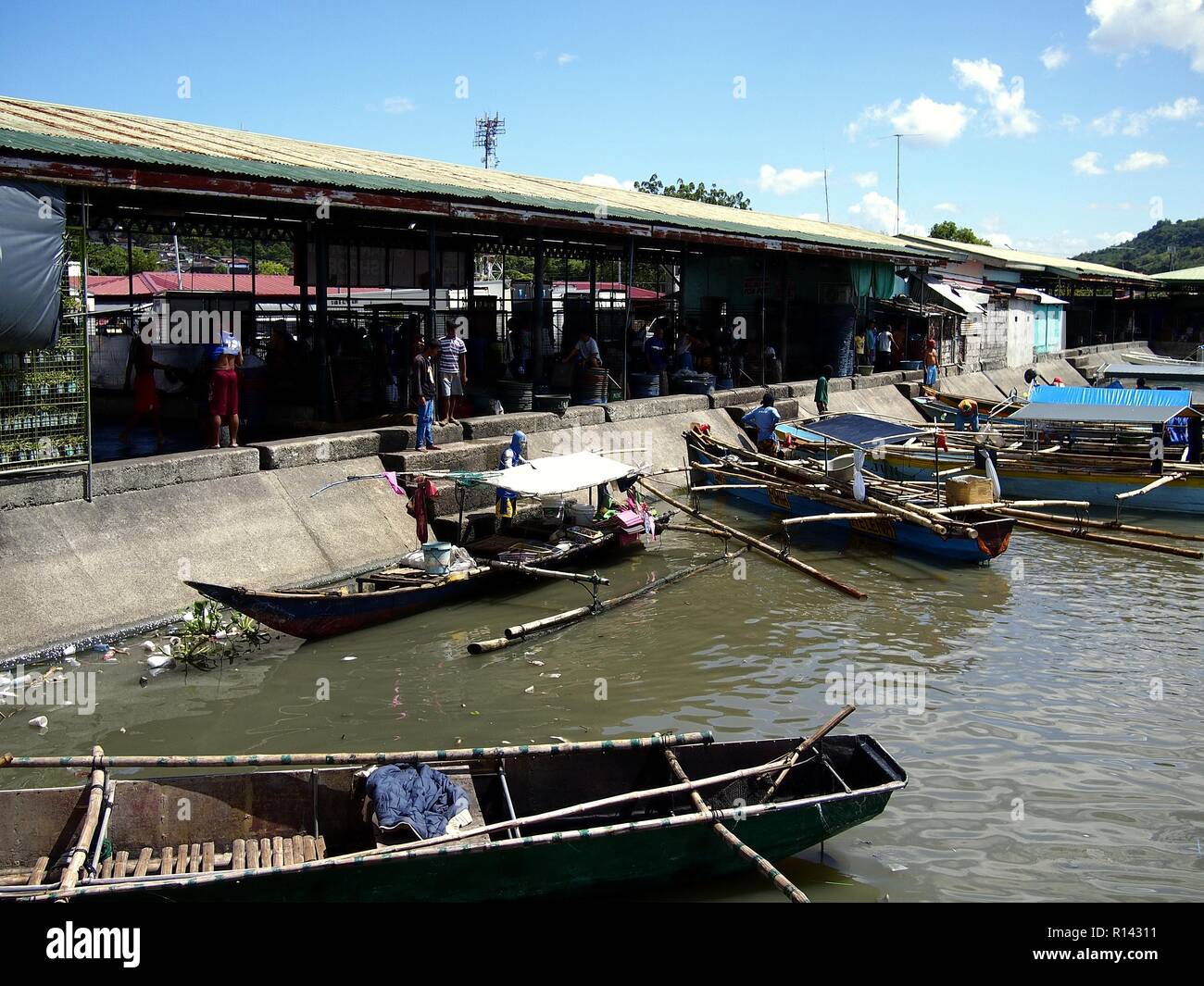 BINANGONAN, Rizal, Philippinen - 8. NOVEMBER 2018: Fischerboote Dock und fang an der Binangonan Fisch Port und Terminal entladen. Stockfoto