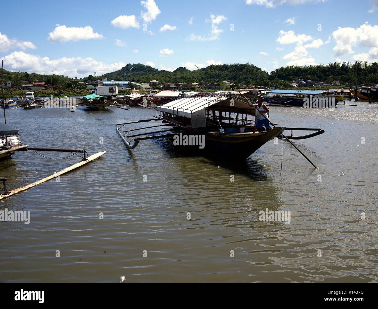 BINANGONAN, Rizal, Philippinen - 8. NOVEMBER 2018: Fischerboote Dock und fang an der Binangonan Fisch Port und Terminal entladen. Stockfoto