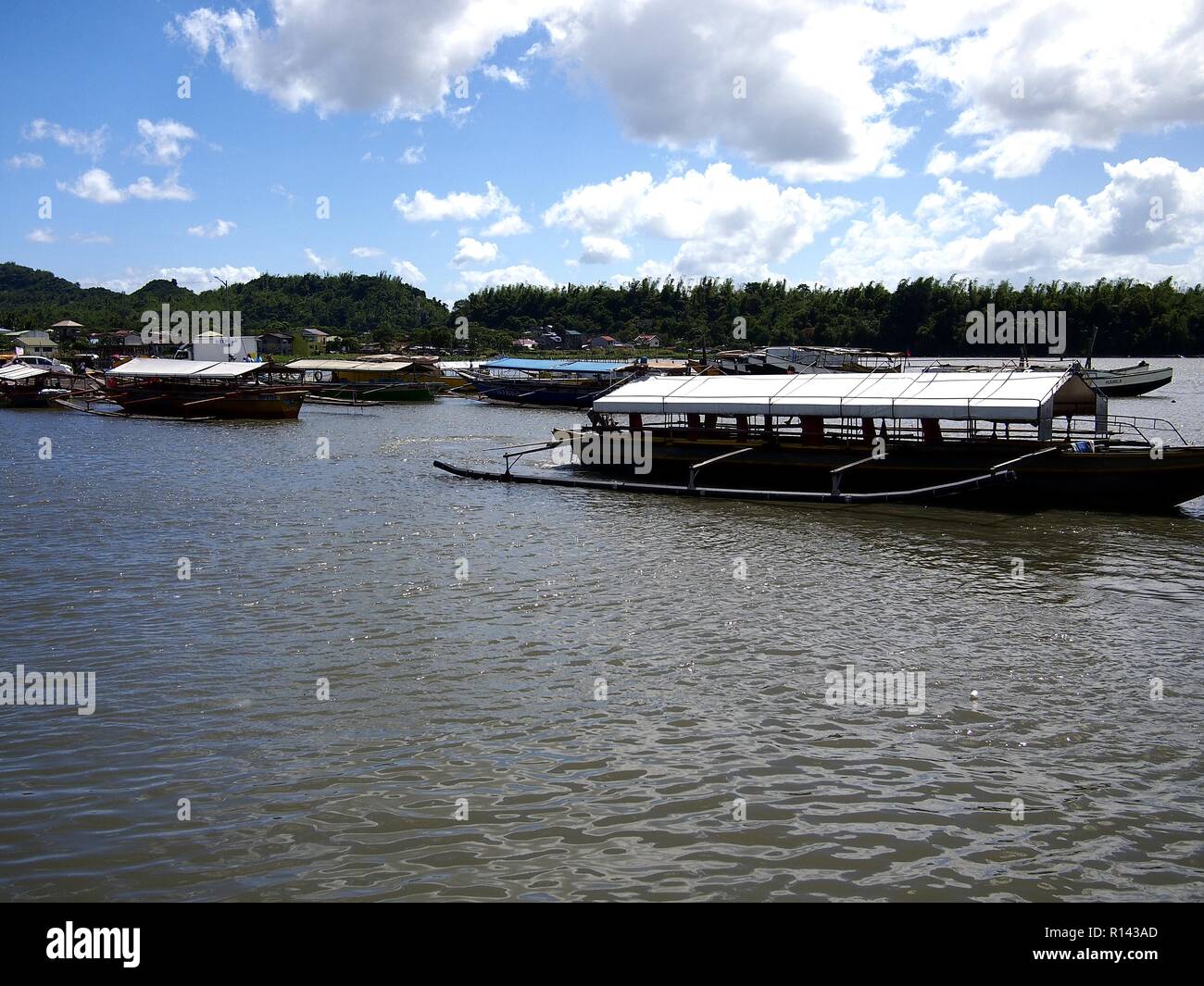 BINANGONAN, Rizal, Philippinen - 8. NOVEMBER 2018: Fischerboote Dock und fang an der Binangonan Fisch Port und Terminal entladen. Stockfoto