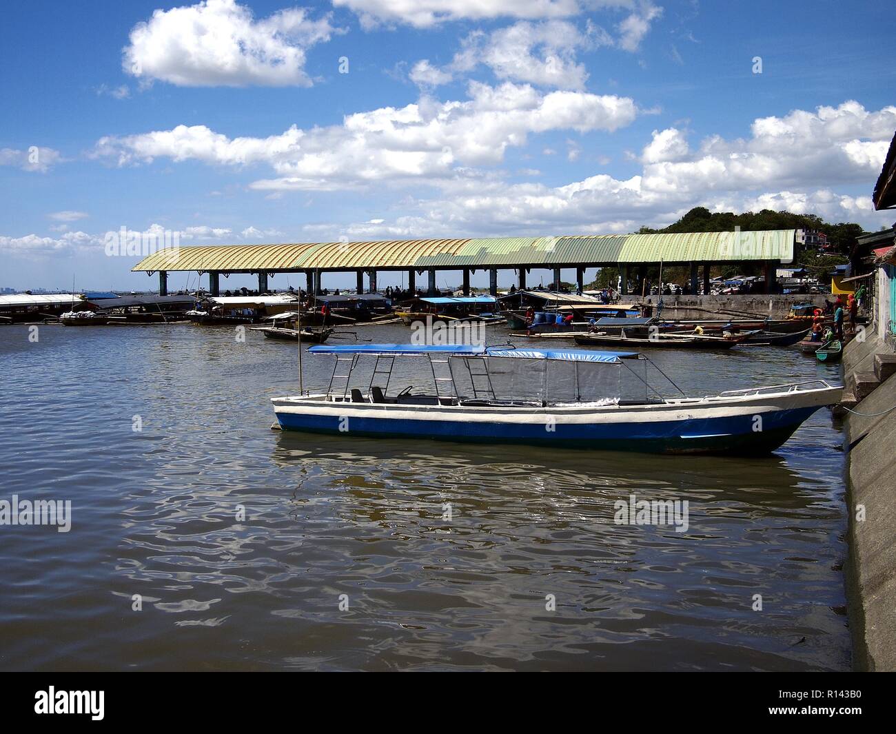 BINANGONAN, Rizal, Philippinen - 8. NOVEMBER 2018: Fischerboote Dock und fang an der Binangonan Fisch Port und Terminal entladen. Stockfoto