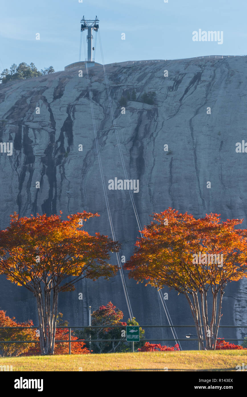 Bunte Blätter im Herbst unter dem Gipfel Skyride Schweizer Seilbahnfahrt im Stone Mountain Park in Atlanta, Georgia. (USA) Stockfoto