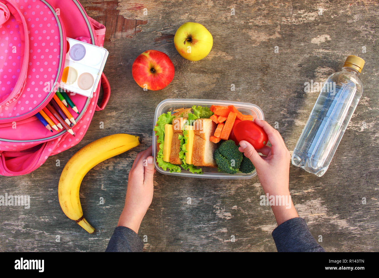 Sandwiches, Obst und Gemüse in der Nahrung, Rucksack auf alten hölzernen Hintergrund. Konzept der Kinder Essen in der Schule. Ansicht von oben. Flach. Stockfoto