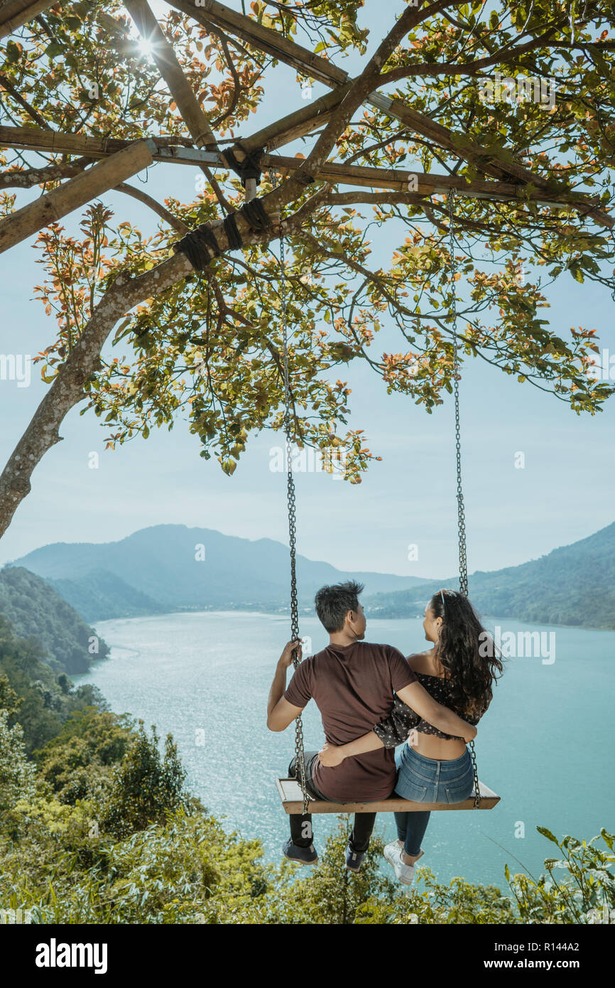 Paar Natur genießen von einem Hügel auf einer Schaukel sitzend  Stockfotografie - Alamy