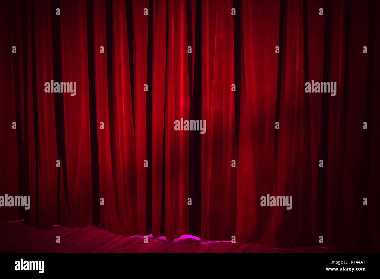 Dunkelrot vintage Samtvorhang versteckt theatralische Szene, Hintergrund Foto Textur Stockfoto