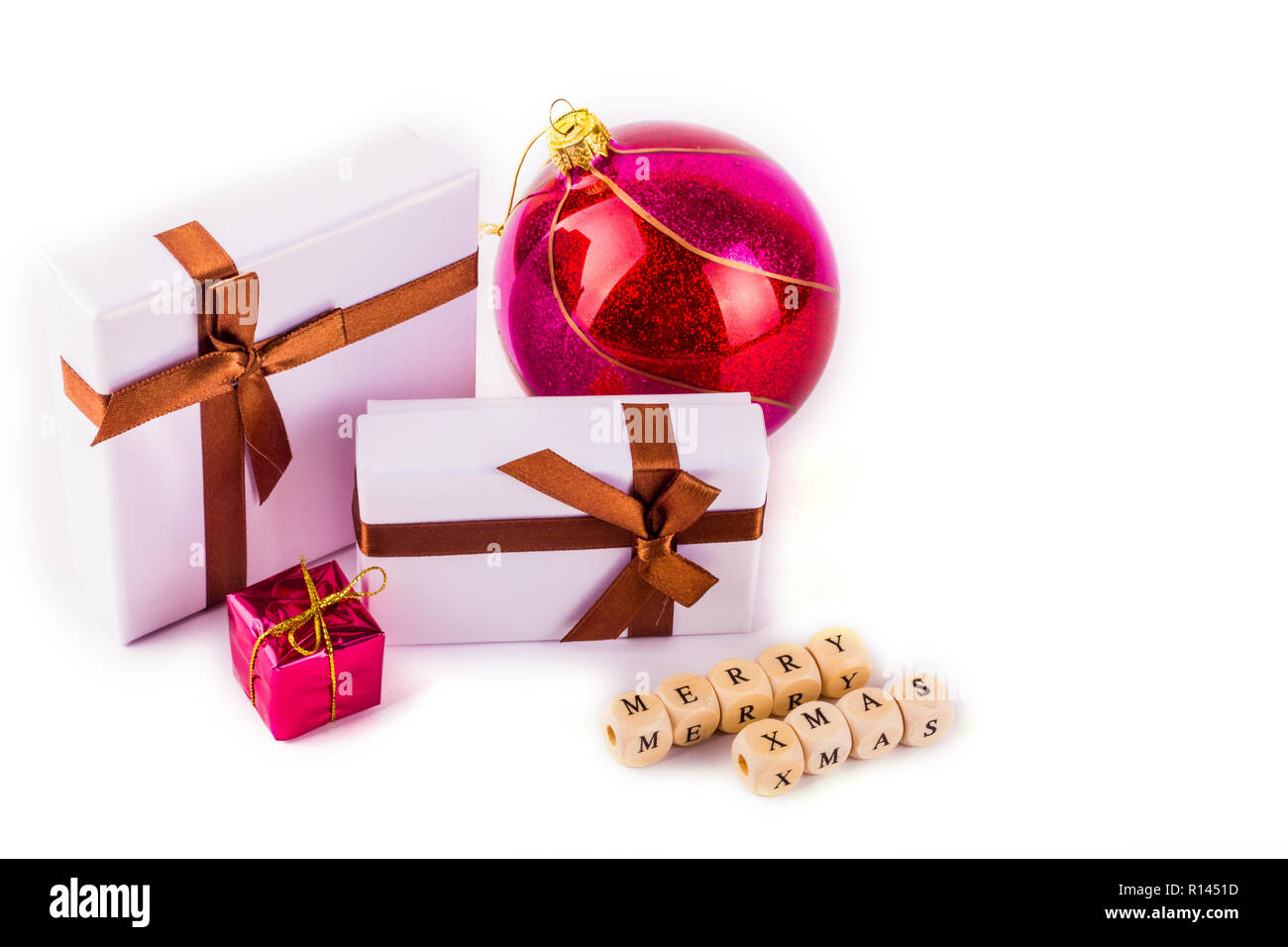 Weihnachten Dekoration isoliert auf weißem backgroun. Frohe Weihnachten Text in Holz Buchstaben Stockfoto