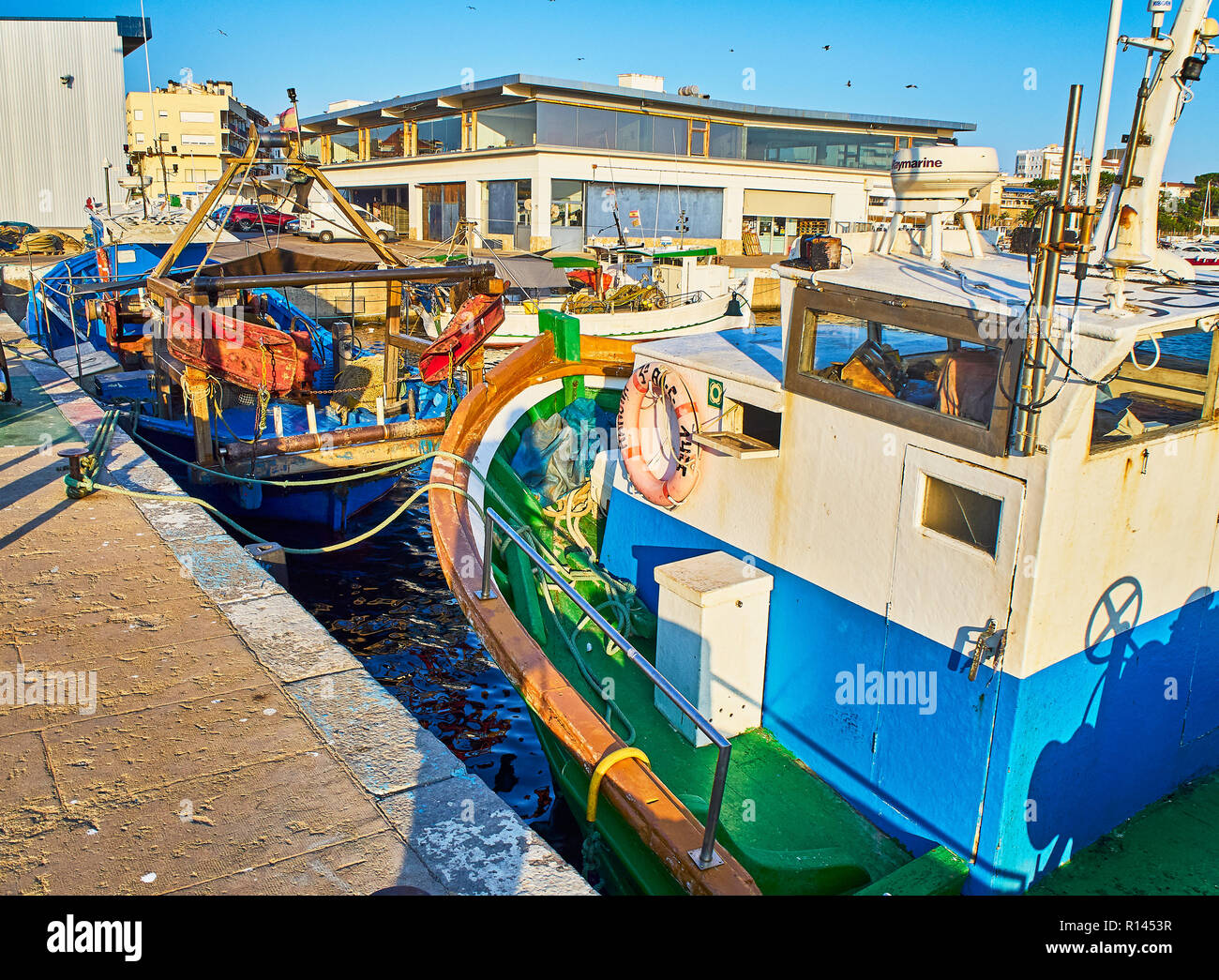 Typische mediterrane Boote im Hafen von Palamos bei Sonnenuntergang. Baix Emporda, Girona, Katalonien, Spanien. Stockfoto