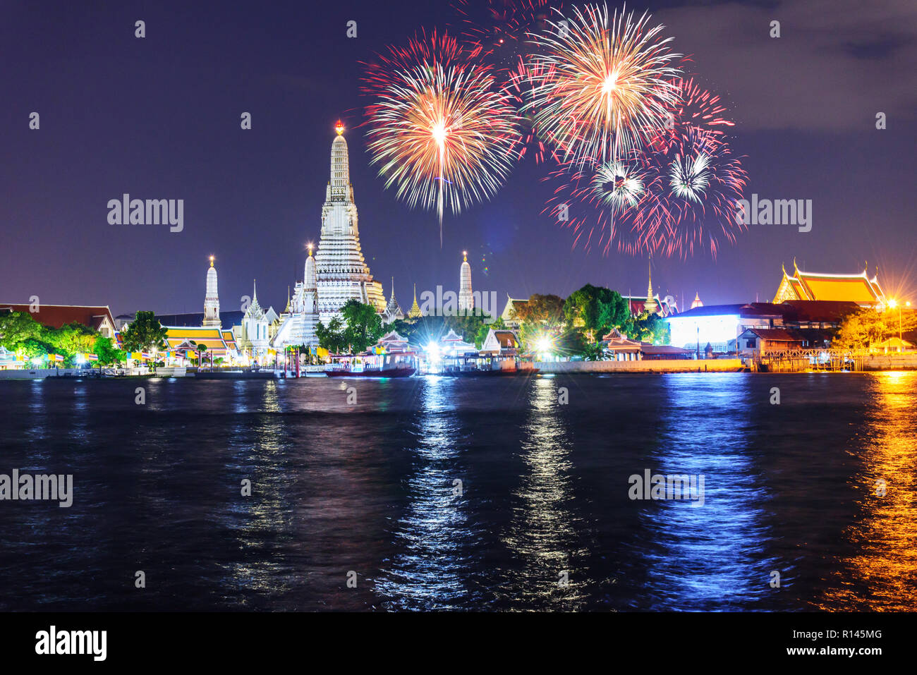 Feuerwerk am Wat Arun Ratchawararam Ratchawaramahawihan öffentlichen Sehenswürdigkeiten in Bangkok. Stockfoto