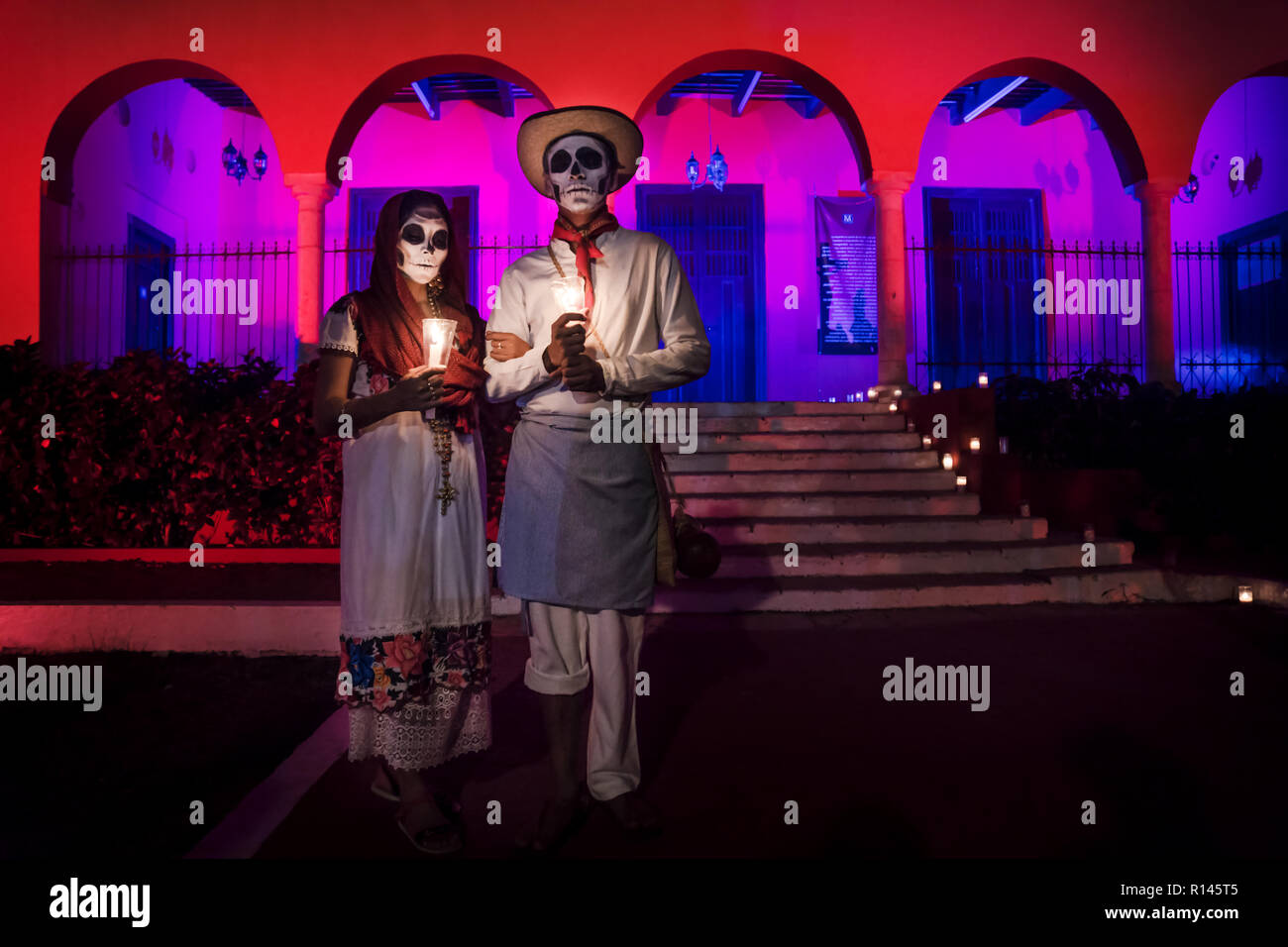 Merida, Cementerio General, Mexiko - 31. Oktober 2018: Customed Mann und Frau mit mit mexikanischen traditionellen weißen Kleider und Tücher und skull Make-up Stockfoto