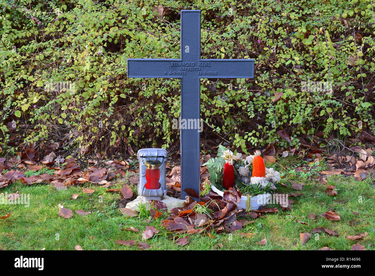 Ein Grab Marker ✝ 13.Mai.1940 von einem deutschen Soldaten Reinhold Kehl und seine letzte Ruhestätte in einem deutschen Soldatenfriedhof aus dem 2. Weltkrieg Friedhof in Reimsbach Stockfoto