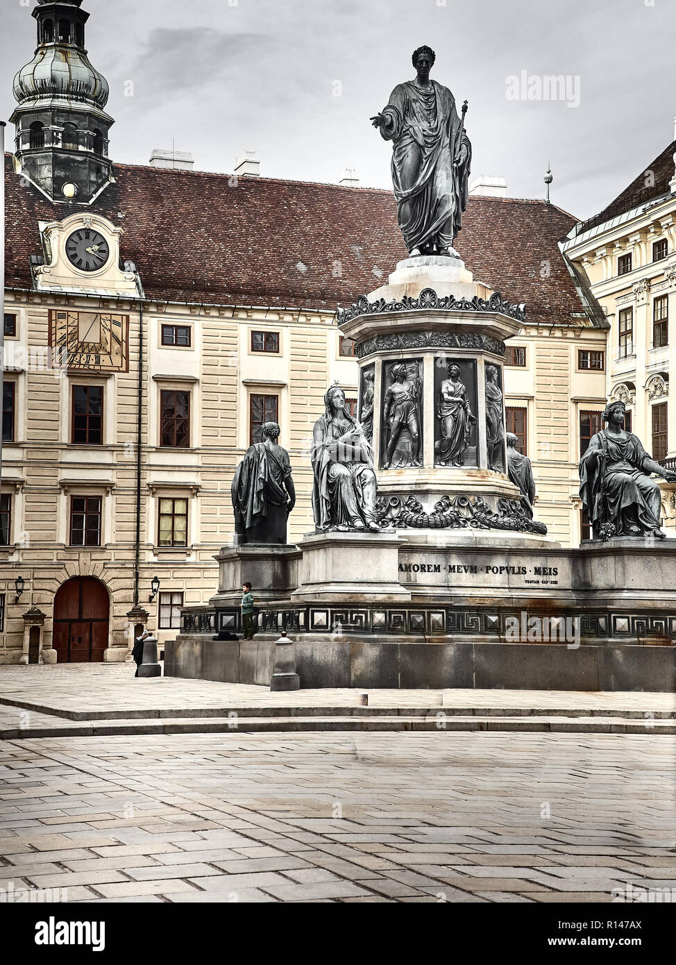 Blick auf die Hofburg in Wien Zentrum. Es ist die historische Royal Palace. Die Menschen sind zu Fuß unterwegs, um Einkaufen zu gehen und die Stadt besichtigen Stockfoto