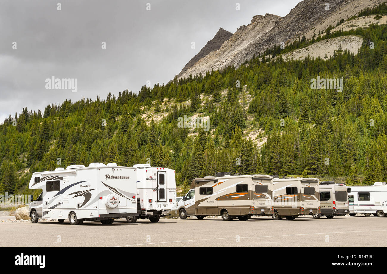 COLUMBIA ICEFIELD, Alberta, Kanada - Juni 2018: die Reihe der Reisemobile am Columbia Icefield Visitor Center in Alberta, Kanada geparkt. Stockfoto