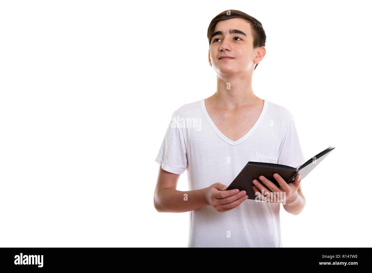 Studio shot der jungen schönen persischen Teenager holding Buch w Stockfoto