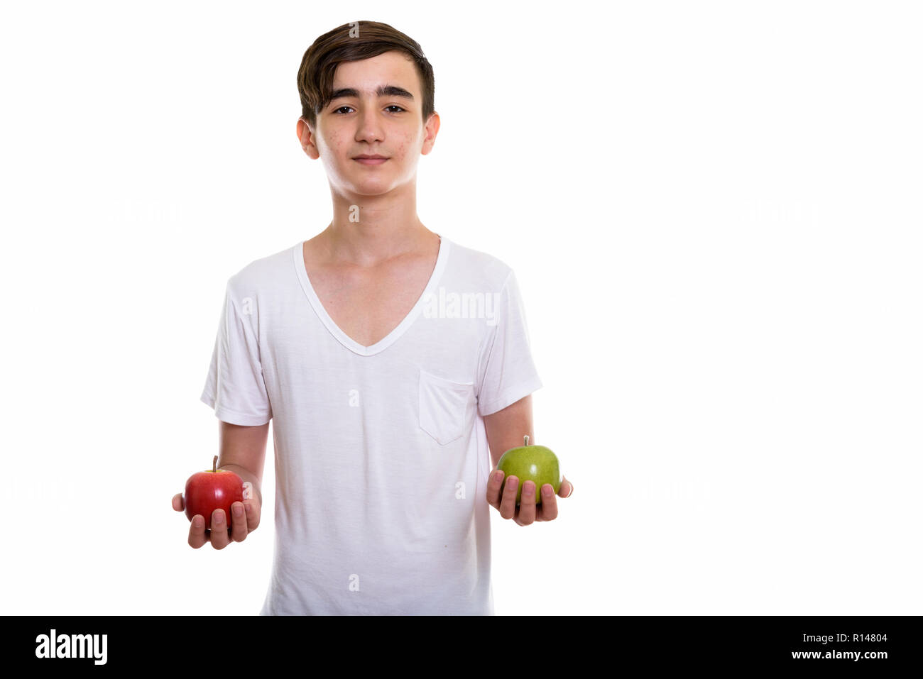 Studio shot der jungen schönen persischen Teenager halten roten Ap Stockfoto