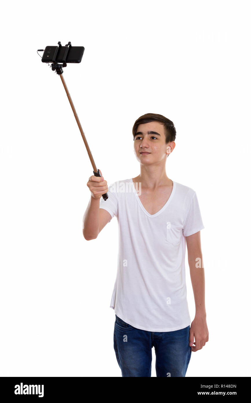 Studio shot der jungen schönen persischen Teenager Holding selfie Stockfoto