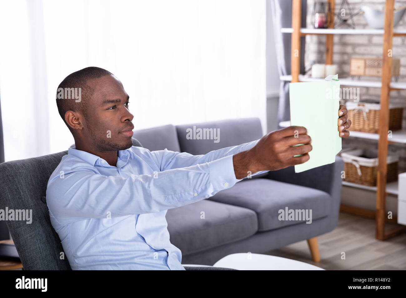 Seitenansicht eines jungen afrikanischen Mann mit Buch Stockfoto